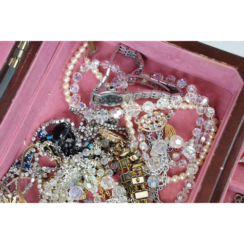 370 - Jewellery box and content to include rings, bracelets , brooches and earrings etc