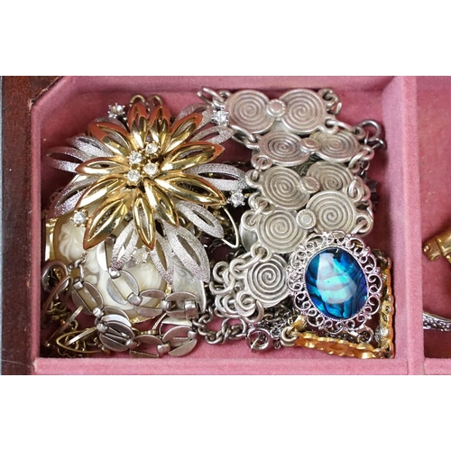 370 - Jewellery box and content to include rings, bracelets , brooches and earrings etc