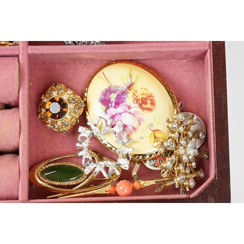 370 - Jewellery box and content to include rings, bracelets , brooches and earrings etc