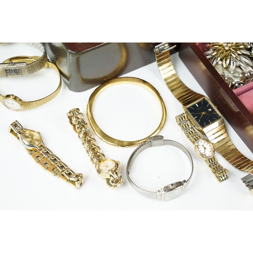 370 - Jewellery box and content to include rings, bracelets , brooches and earrings etc