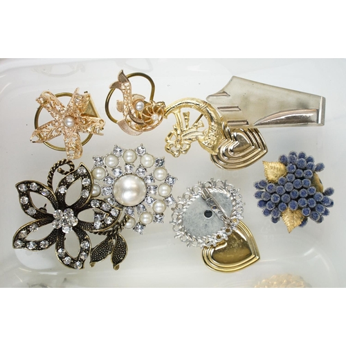373 - Collection of dress brooches and badges (25)