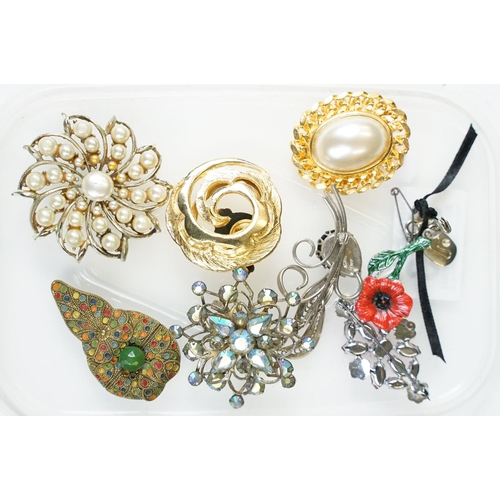 373 - Collection of dress brooches and badges (25)