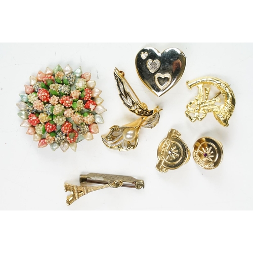 373 - Collection of dress brooches and badges (25)