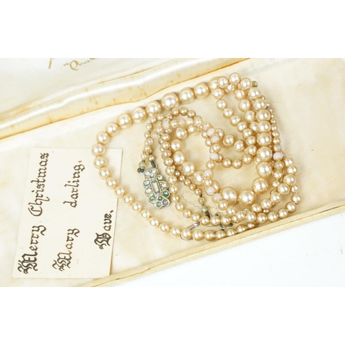 375 - A small collection of jewellery to include gold and silver examples.