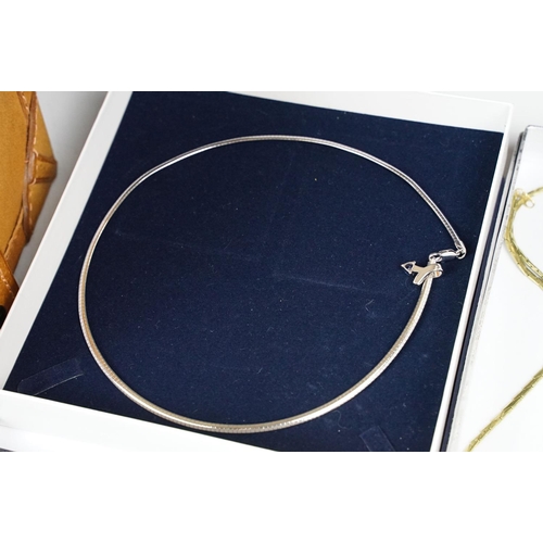 375 - A small collection of jewellery to include gold and silver examples.