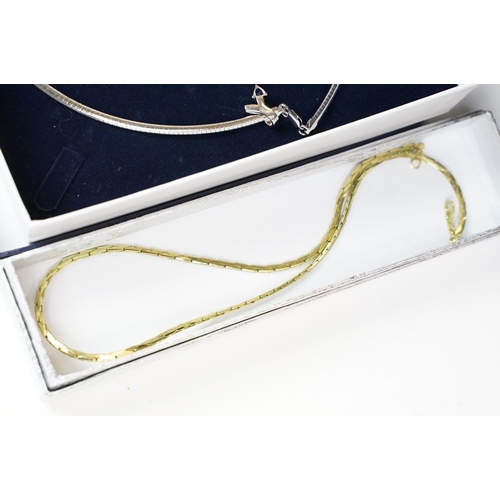 375 - A small collection of jewellery to include gold and silver examples.