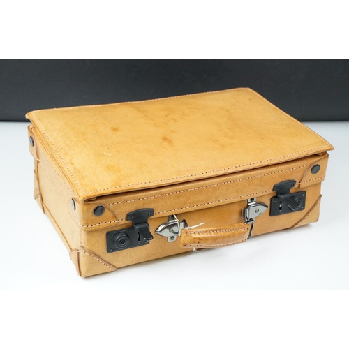 375 - A small collection of jewellery to include gold and silver examples.