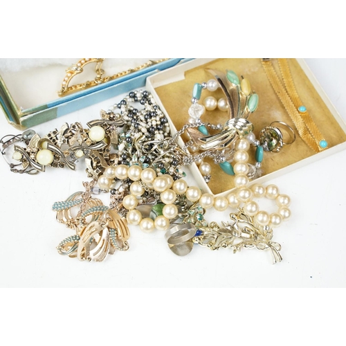376 - A collection of mainly vintage costume jewellery to include a wedding cake beaded necklace.
