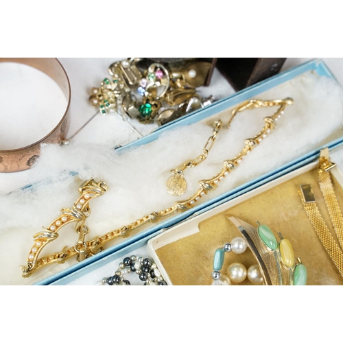 376 - A collection of mainly vintage costume jewellery to include a wedding cake beaded necklace.