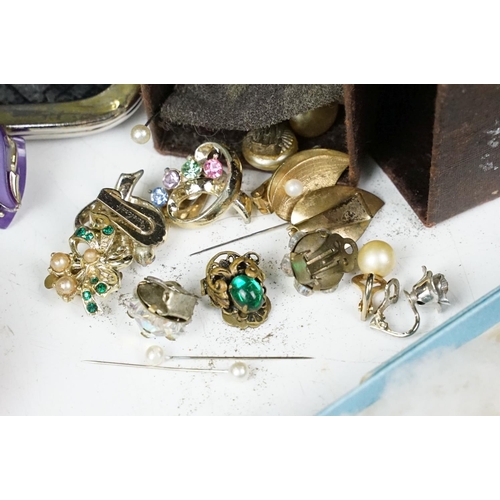 376 - A collection of mainly vintage costume jewellery to include a wedding cake beaded necklace.