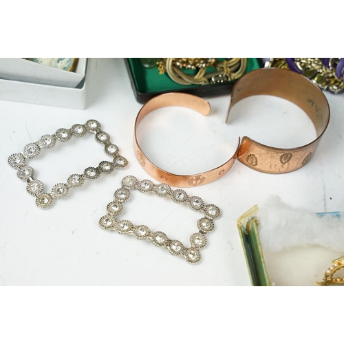 376 - A collection of mainly vintage costume jewellery to include a wedding cake beaded necklace.