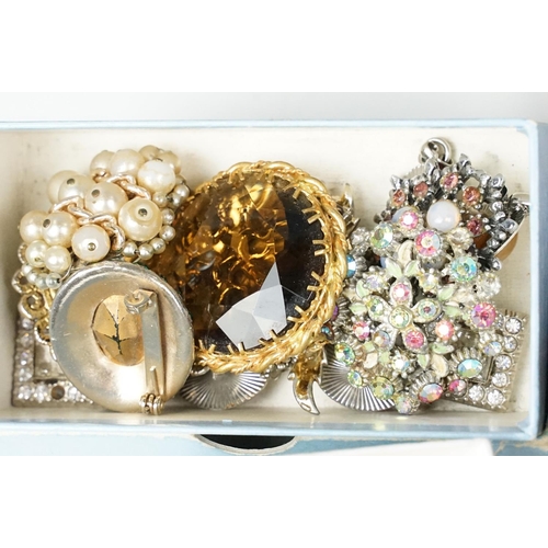 376 - A collection of mainly vintage costume jewellery to include a wedding cake beaded necklace.