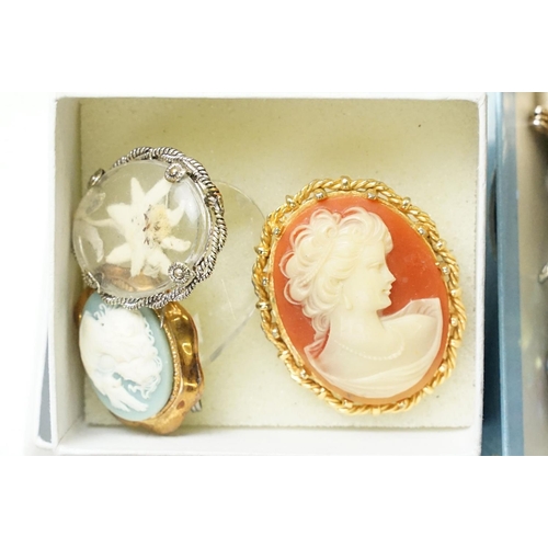 376 - A collection of mainly vintage costume jewellery to include a wedding cake beaded necklace.