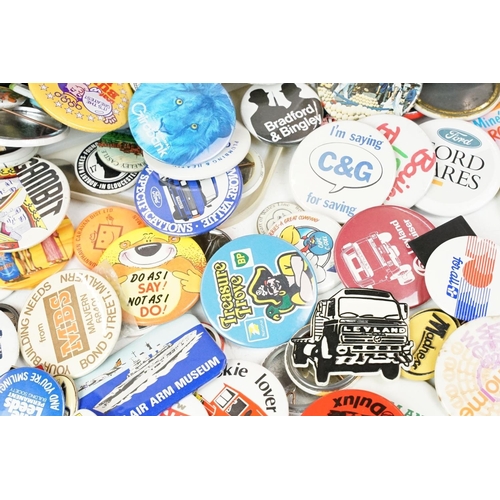 384 - A collection of vintage buttons badges and keyrings to include many advertising examples.