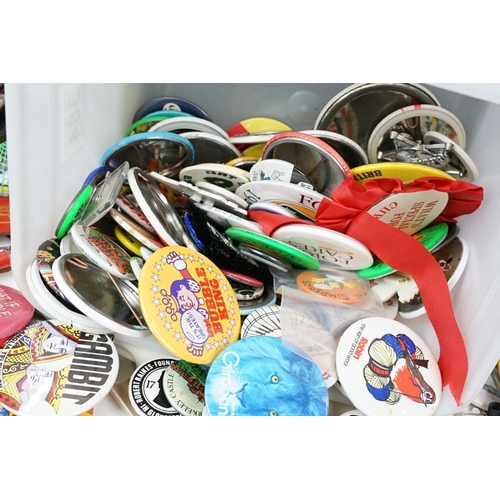 384 - A collection of vintage buttons badges and keyrings to include many advertising examples.