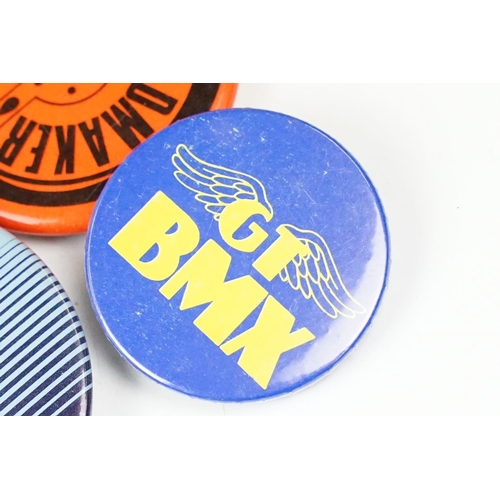 384 - A collection of vintage buttons badges and keyrings to include many advertising examples.