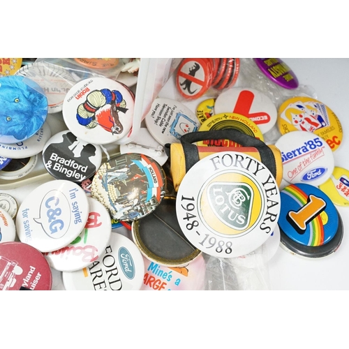 384 - A collection of vintage buttons badges and keyrings to include many advertising examples.