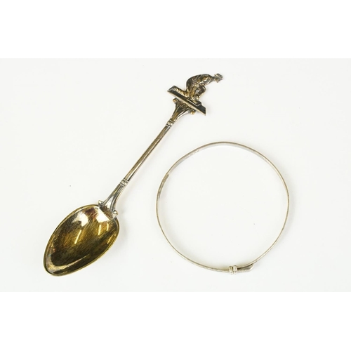 394 - A small group of mixed collectables to include a hallmarked sterling silver and enamel desk clock, a... 