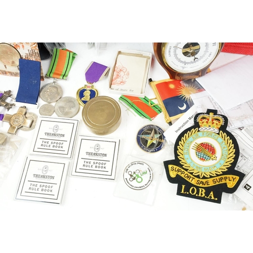 425 - Collection of Great British first day covers presented in wallets together with a selection of coins... 