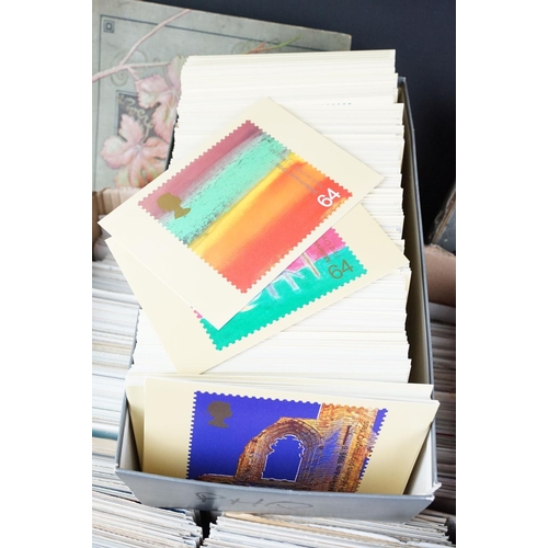 427 - Collection of early 20th Century postcards across multiple albums to include World War One interest ... 