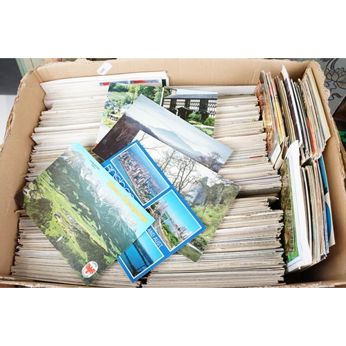 427 - Collection of early 20th Century postcards across multiple albums to include World War One interest ... 