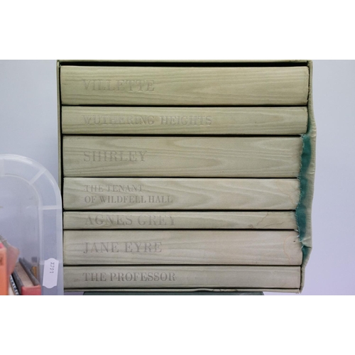 492 - Books - A collection of The Folio Society books to include box sets, mostly housed within card sleev... 