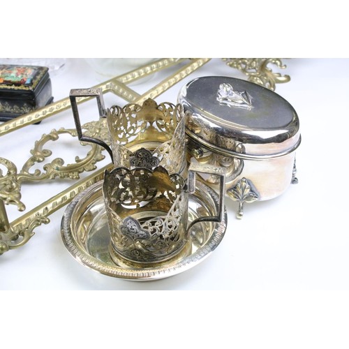 453 - Collection of assorted collectables to include a Royal Doulton chinoisserie plate, two cut glass dec... 