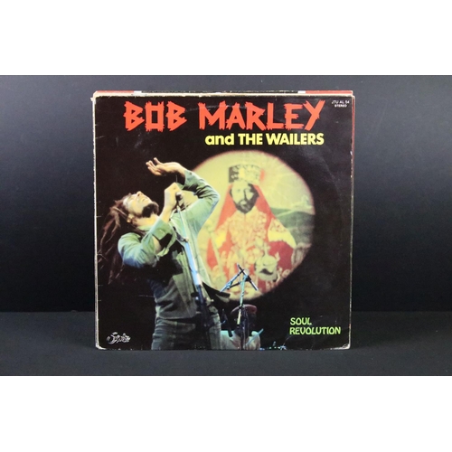 324 - Vinyl - Reggae - 5 albums and 4 x 12” by Bob Marley to include: Soul Revolution (Belgium, Surprise –... 