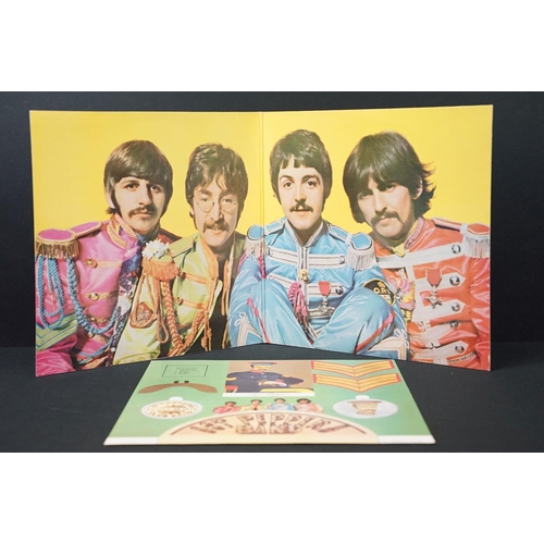 171 - Vinyl - 3 variants of The Beatles – Sgt. Pepper's Lonely Hearts Club Band on Parlophone Records to i... 