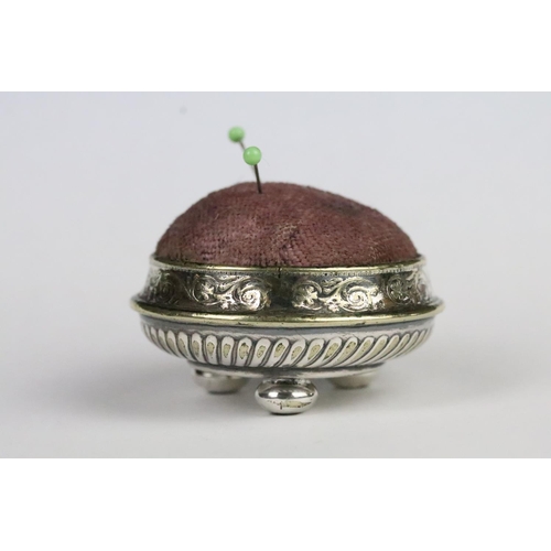 194 - Mappin & Webb Late 19th / Early 20th century Silver Plate Pin Cushion, 5cm diameter