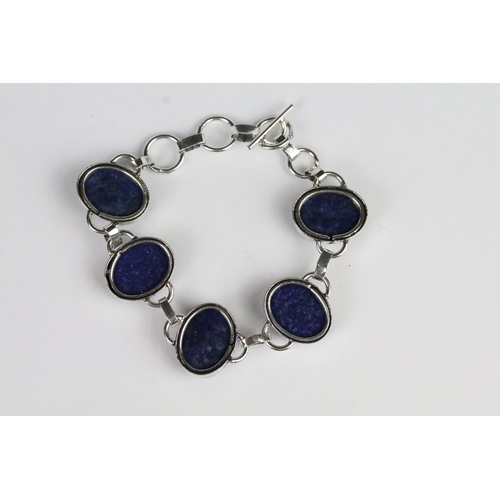 222 - Lapis lazuli jewellery suite to include brooch, panel bracelet and ring. Ring size Q.5. Brooch measu... 