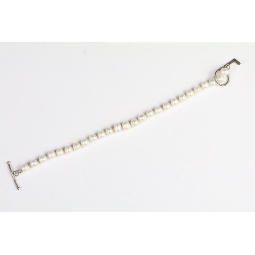 235 - Collection of silver bracelets to include a cultured pearl bracelet with toggle clasp, heart link br... 