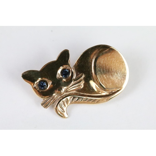 245 - Yellow metal cat brooch with sapphire eyes