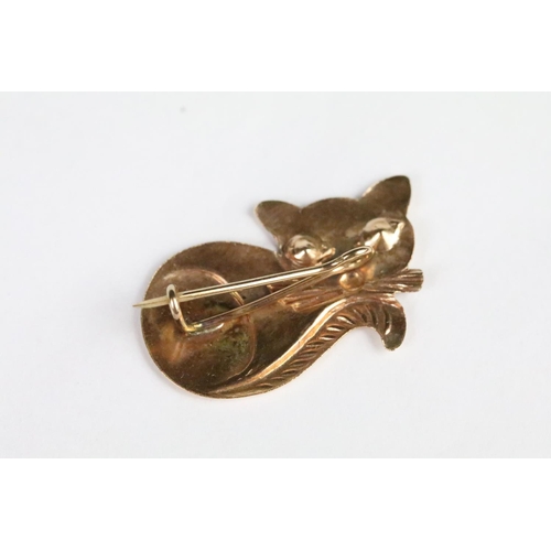 245 - Yellow metal cat brooch with sapphire eyes