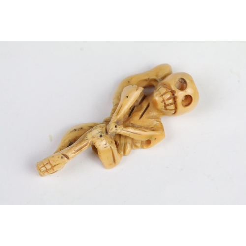 274 - Two carved bone netsuke in the form of skeletons. Measures 6cm and 5.5cm.