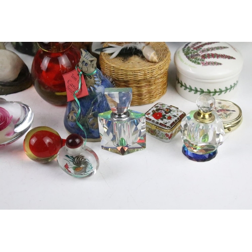 323 - Assorted collection of ceramics to include a Mdina scent bottle, Guernsey glass scent bottle with ot... 