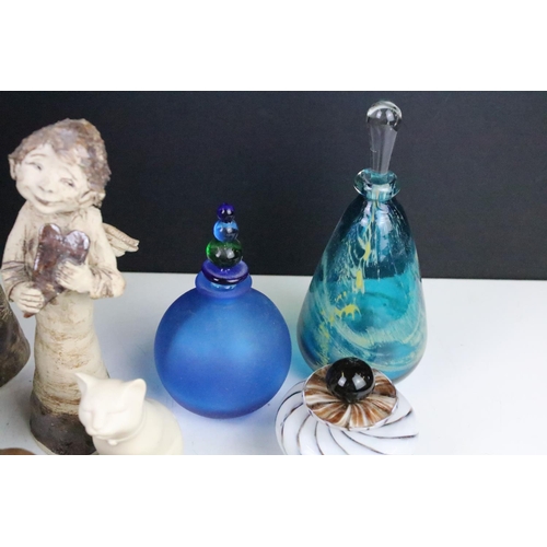 323 - Assorted collection of ceramics to include a Mdina scent bottle, Guernsey glass scent bottle with ot... 