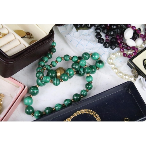 324 - Collection of costume jewellery to include a malachite necklace, dress brooches, necklace chains, si... 