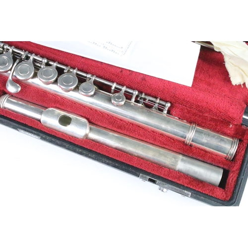 334 - Yamaha YFL-21S flute in fabric lined carry case.