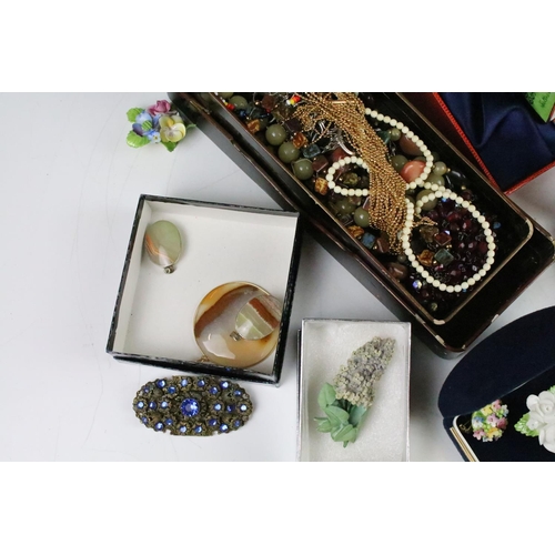 337 - Collection of costume jewellery to include mid Century brooches including rhine stone examples, ring... 