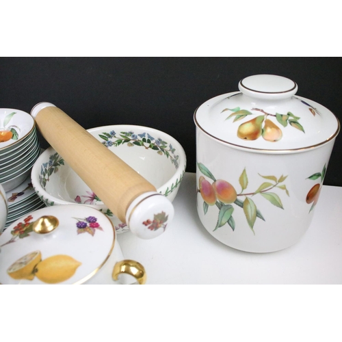 86 - Extensive Royal Worcester Evesham pattern dinner service. 3 large boxes.