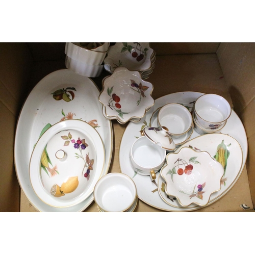 86 - Extensive Royal Worcester Evesham pattern dinner service. 3 large boxes.