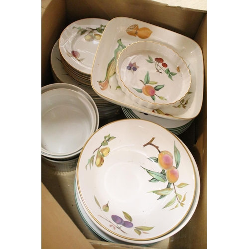 86 - Extensive Royal Worcester Evesham pattern dinner service. 3 large boxes.