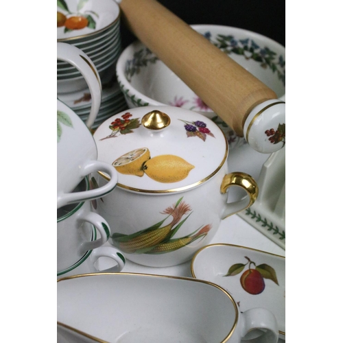 86 - Extensive Royal Worcester Evesham pattern dinner service. 3 large boxes.