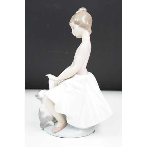 61 - Two Lladro ceramic figurines to include a Ballerina and a kitten. Both in original boxes.