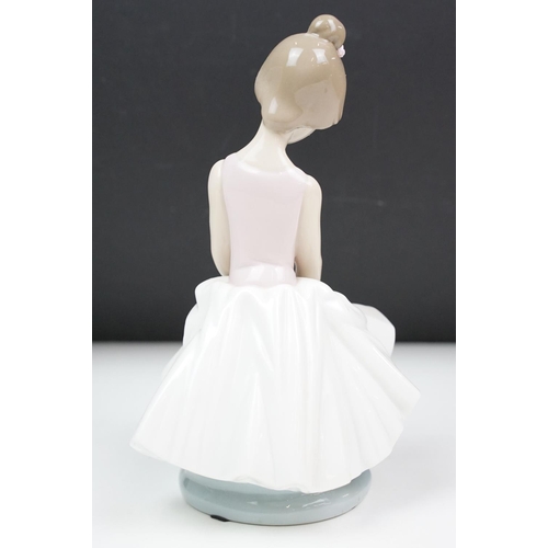 61 - Two Lladro ceramic figurines to include a Ballerina and a kitten. Both in original boxes.