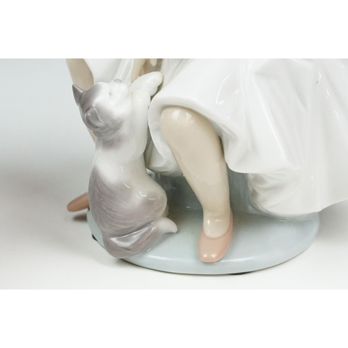 61 - Two Lladro ceramic figurines to include a Ballerina and a kitten. Both in original boxes.