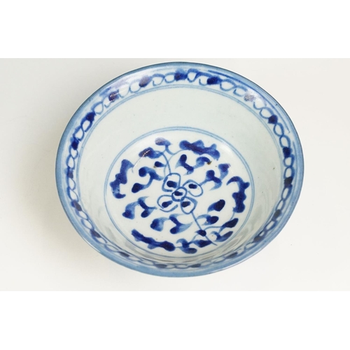 84 - Chinese blue and white footed bowl with painted seal mark to base, together with two small gourd vas... 