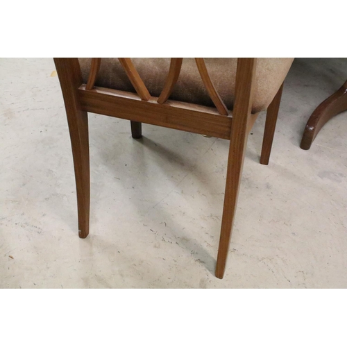 652 - G Plan oval extendable dining table, 72cm high x 162cm long (unextended) x 106cm wide and six chairs... 