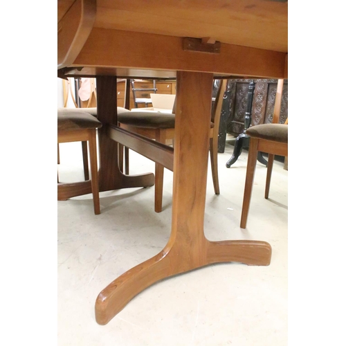 652 - G Plan oval extendable dining table, 72cm high x 162cm long (unextended) x 106cm wide and six chairs... 